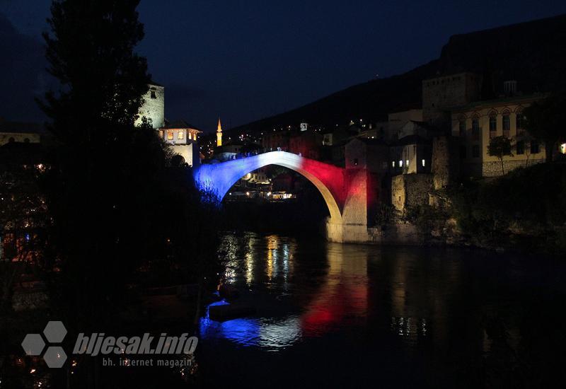 Stari most u bojama Francuske povodom požara u Notre Dameu