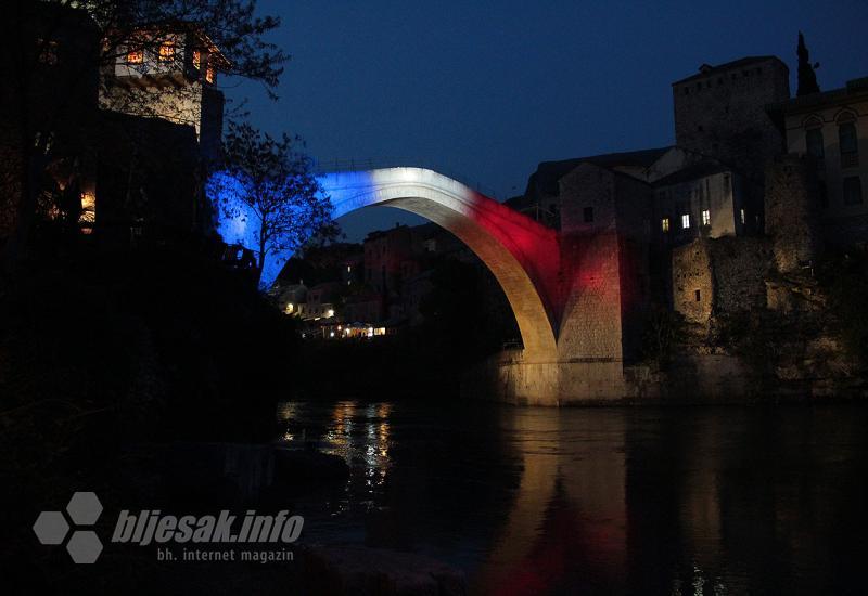 Stari most u bojama Francuske povodom požara u Notre Dameu
