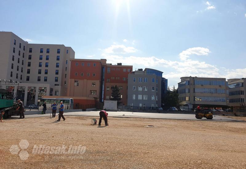 Priprema parkinga za asfaltiranje - Mostar: Asfaltira se parking iza zgrade Federalne Vlade 