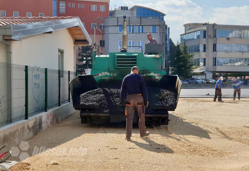 Mostar: Asfaltira se parking iza zgrade Federalne Vlade 