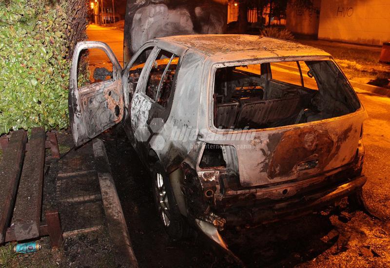 Izgorjeli Golf - Mostar: Izgorio automobil