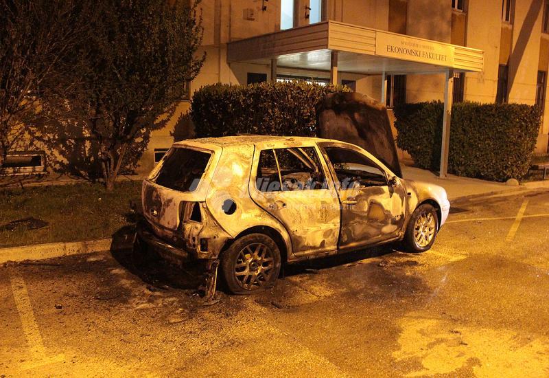 VIDEO | Mostar: Vatra progutala automobil na Sveučilištu