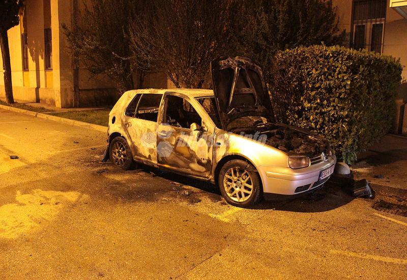 Izgorjeli Golf - Mostar: Izgorio automobil