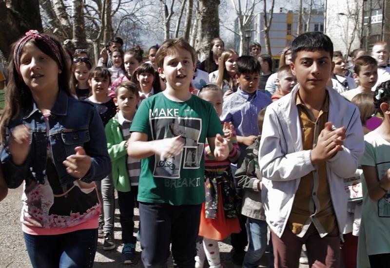 Djeca Bihaća s vršnjacima migrantima snimili video spot 'Djeca svijeta'