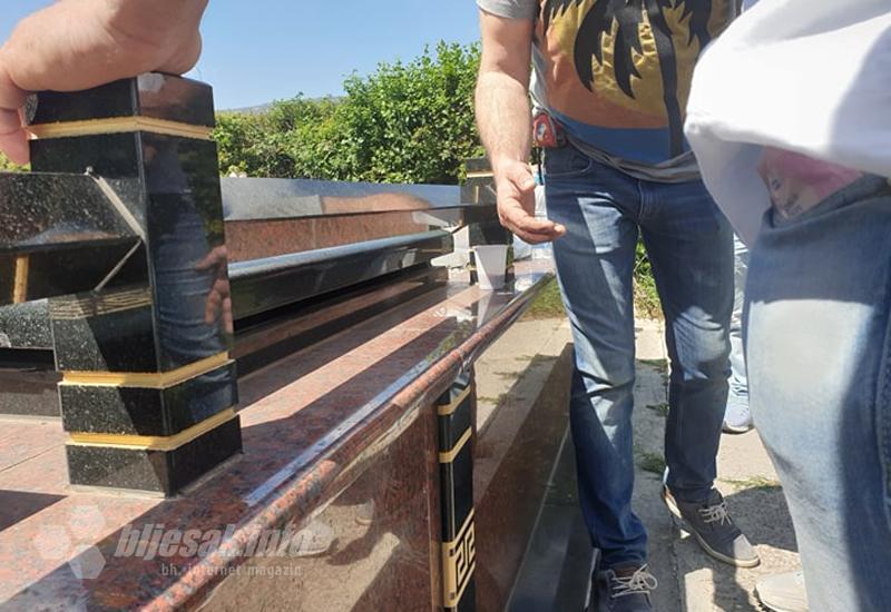 Grobnica u naselju Sutina za koju obitelj tvrdi da bila na meti pljačkaša - Mostar: Pokušali provaliti u devet obiteljskih grobnica