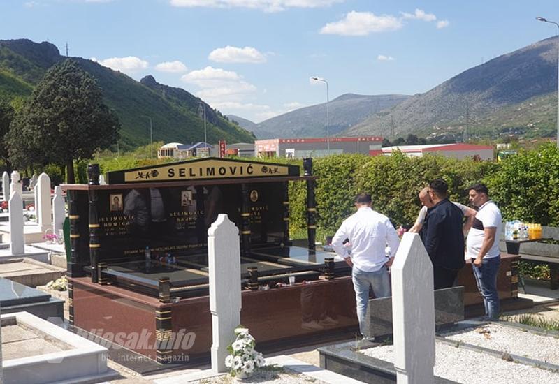 Grobnica u naselju Sutina za koju obitelj tvrdi da bila na meti pljačkaša - Mostar: Pokušali provaliti u devet obiteljskih grobnica