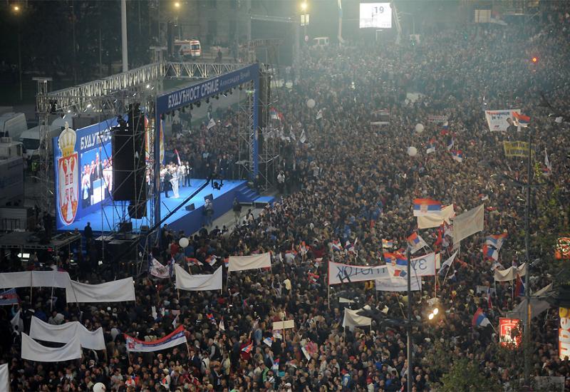 VIDEO | Desetci tisuća ljudi na skupu potpore srbijanskom predsjedniku u Beogradu