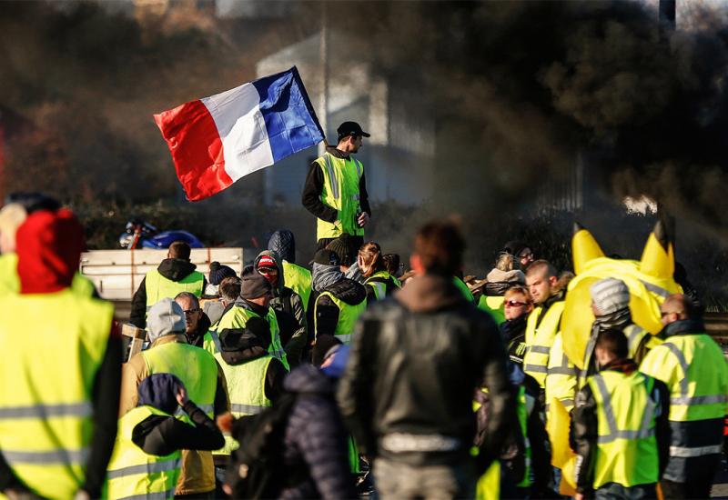 Prosvjednici pale manje požare po Parizu