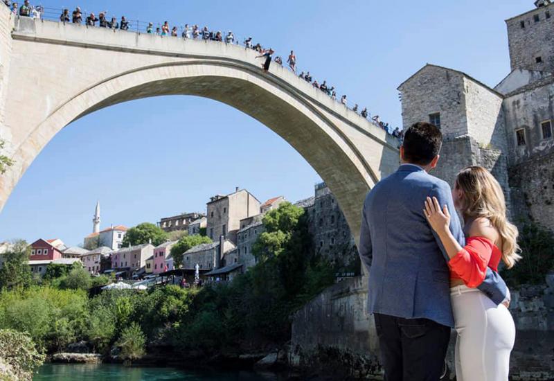 Stigli iz Amerike u Mostar: Prosidba na Starom mostu