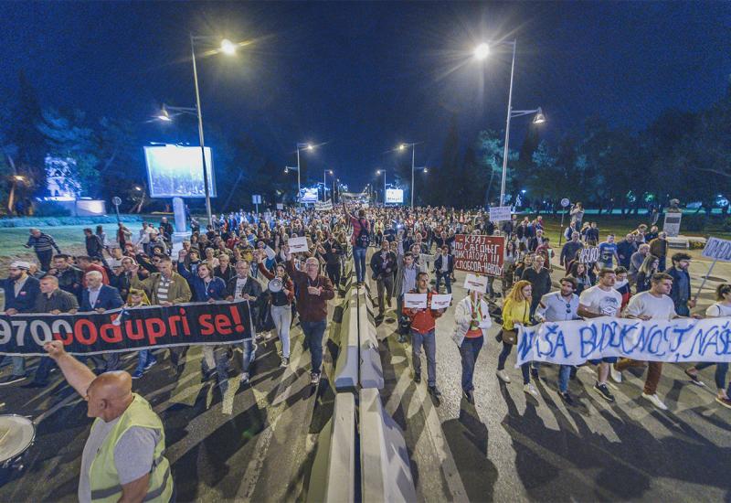 Nakon 30 godina Crnogorci 'ruše' Đukanovića