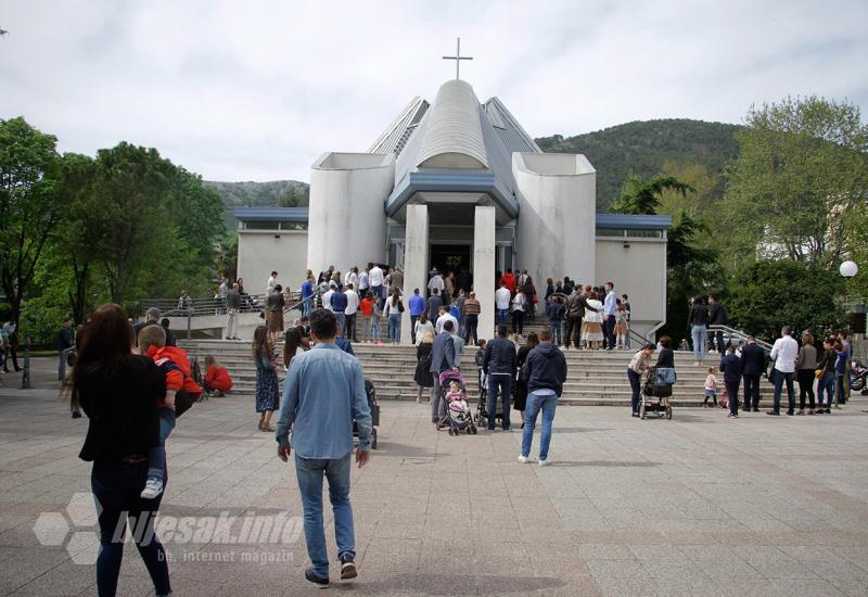 Brojni vjernici na uskrsnoj misi u katedrali - Brojni vjernici na 