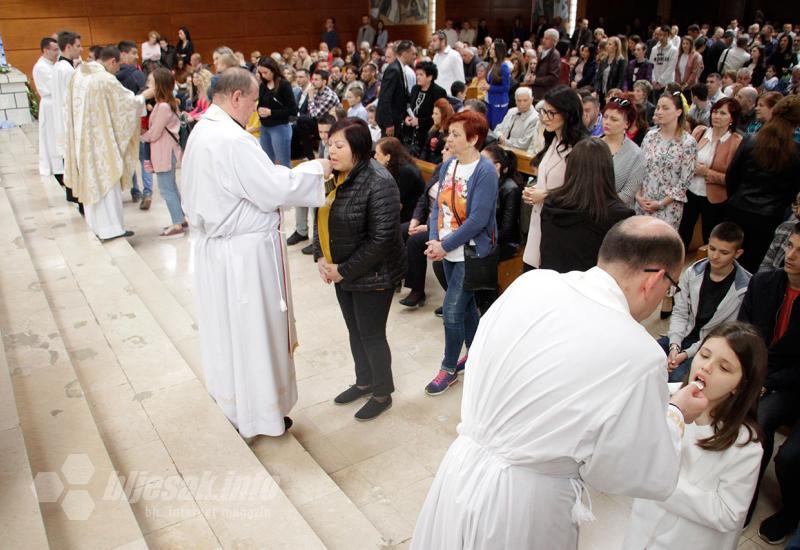 Brojni vjernici na uskrsnoj misi u katedrali
