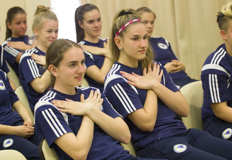 Nogometašice BiH uče znakovni jezik kako bi se bolje sporazumjele sa svojom kolegicom