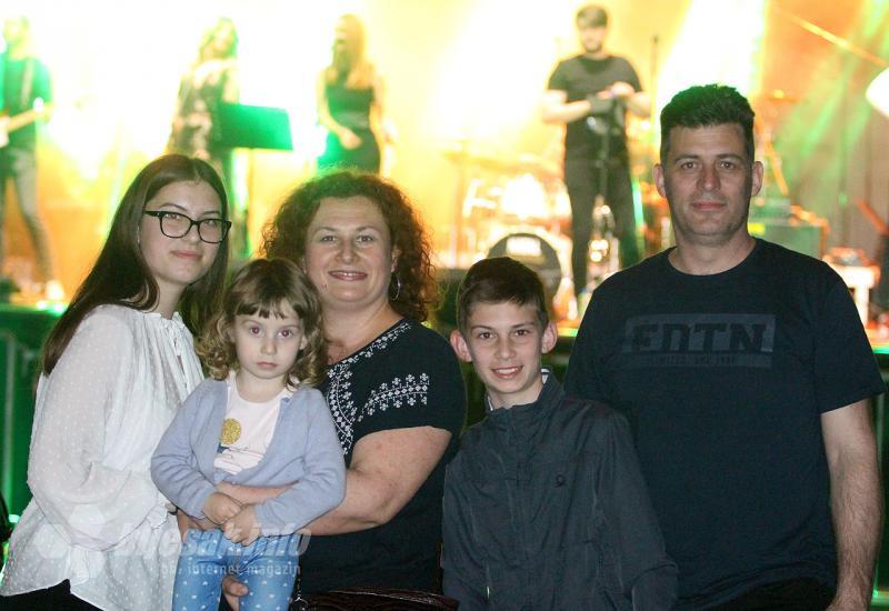Veliki uskršnji koncert Željka Bebeka u Čapljini - Celebovi čestitali Uskrs i pohvalili se svojim jajima