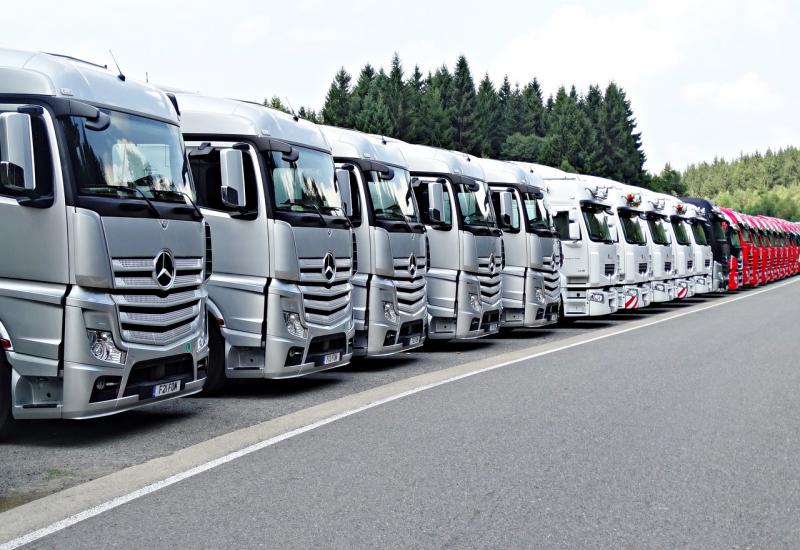Kamioni godišnje provedu 26 milijuna sati na granici