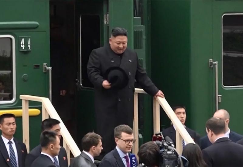 Kim Jong Un svečano dočekan u Rusiji 