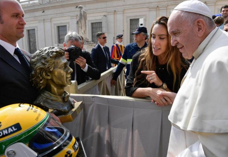 Papa Franjo dobio kacigu legendarnog Ayrtona Senne