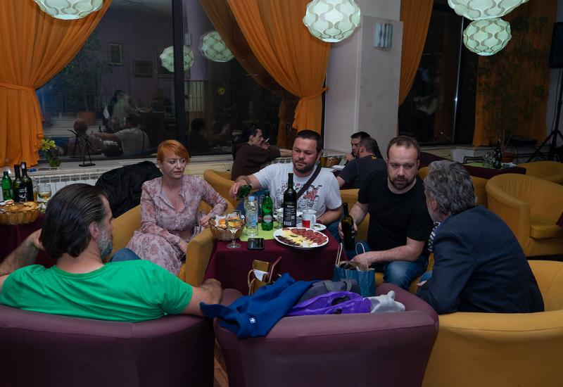 Na druženju, nakon odigrane predstave, u restoranu Pozorišna kafana - Odigrana posljednja predstava ovogodišnje Mostarske liske