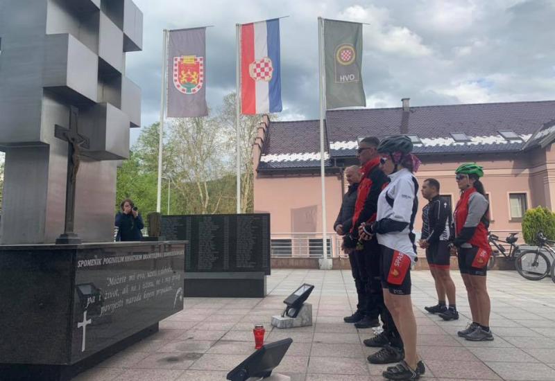 Ispred spomenika braniteljima u Kiseljaku - Kiseljak dočekao biciklističku karavanu Mostar – Vukovar