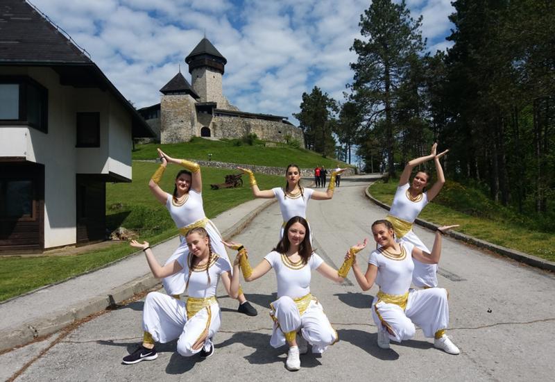 Plesni studio Flash iz Mostara na natjecanju Gloria Fest Day i u posjeti Velikoj Kladuši - Plesni studio Flash: Kroz plesna proputovanja upoznajemo ljepote Bosne i Hercegovine