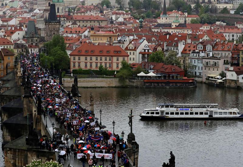 Tisuće Čeha na ulicama Praga