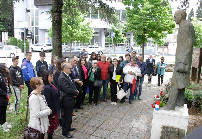 Polaganje cvijeća na spomenik A.B. Šimiću  - Približiti mladima lik i djelo umjetnika koji je dio i svjetske baštine 