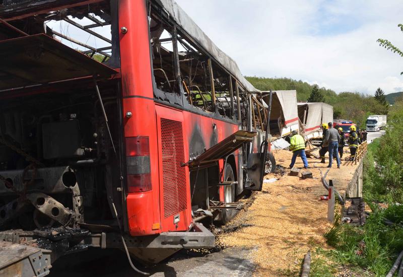 U direktnom sudaru autobusa i kamiona poginulo pet osoba