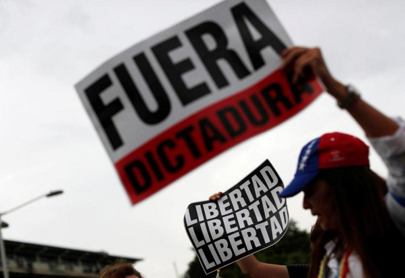 Maduro objavio: Pobuna u Venezueli je propala! Guaido s nepoznate lokacije: Ne odustajemo!