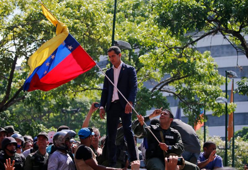 Vladajući zauzeli parlament, oporba 'na ulici' ponovno izabrala Guaidoa