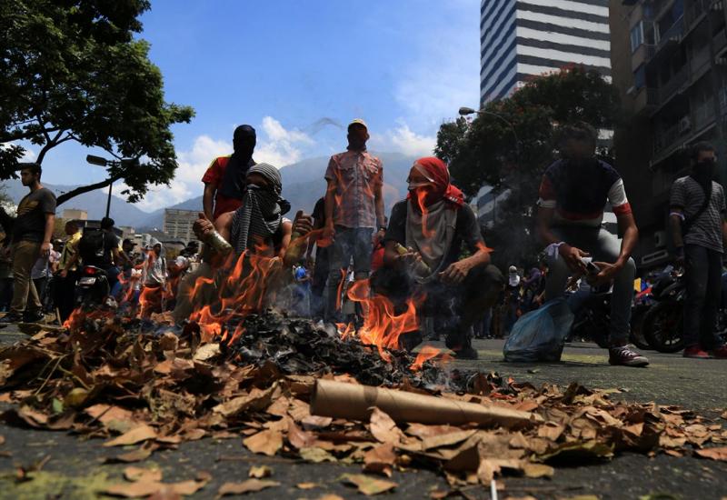 Jedna osoba poginula, 46 ozlijeđenih, Guaido pozvao na opći štrajk, Maduro kažnjava 'izdajice'