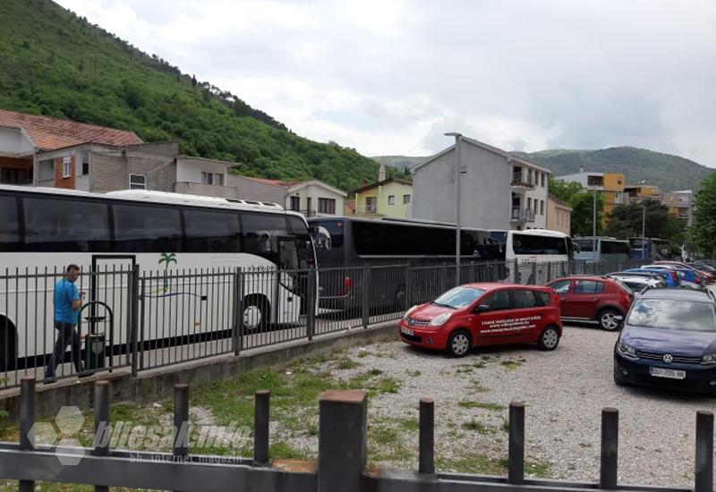 Autobusi s turistima u Mostaru - Turisti iz cijele Europe 