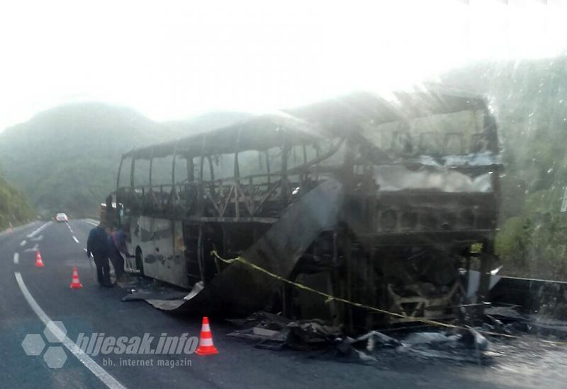 Zbog zapaljenog autobusa na području Konjica prometuje se jednom trakom