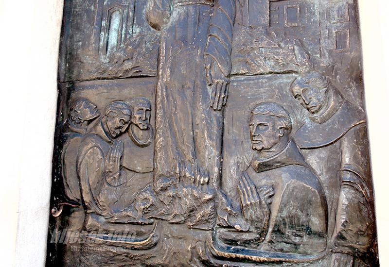 Detalj s vrata župne crkve - Imotski: Šta se b’jeli u gori zelenoj, al’ je snijeg, al’ su labudovi?