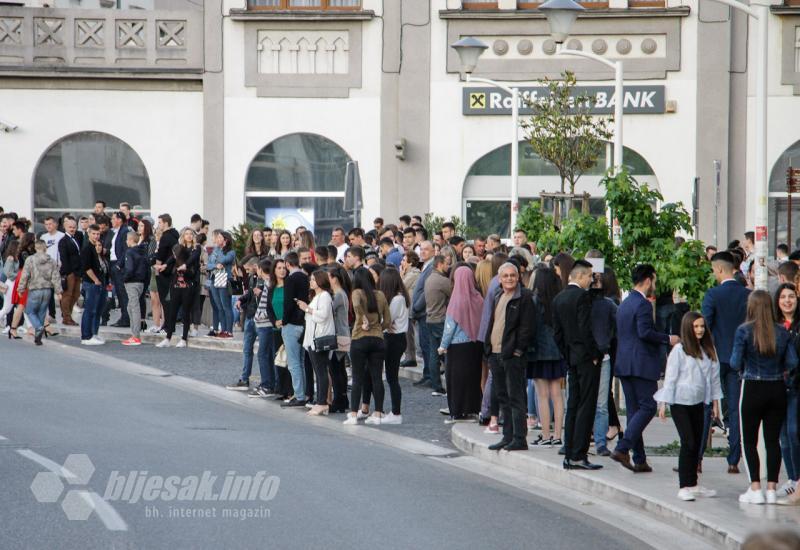 Mostarski maturanti okupirali trg - Ljepota, glamur i sreća maturanata ukrasili Mostar