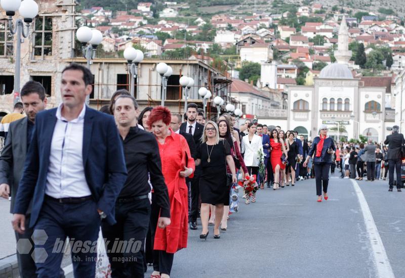 Mostarski maturanti okupirali trg - Ljepota, glamur i sreća maturanata ukrasili Mostar