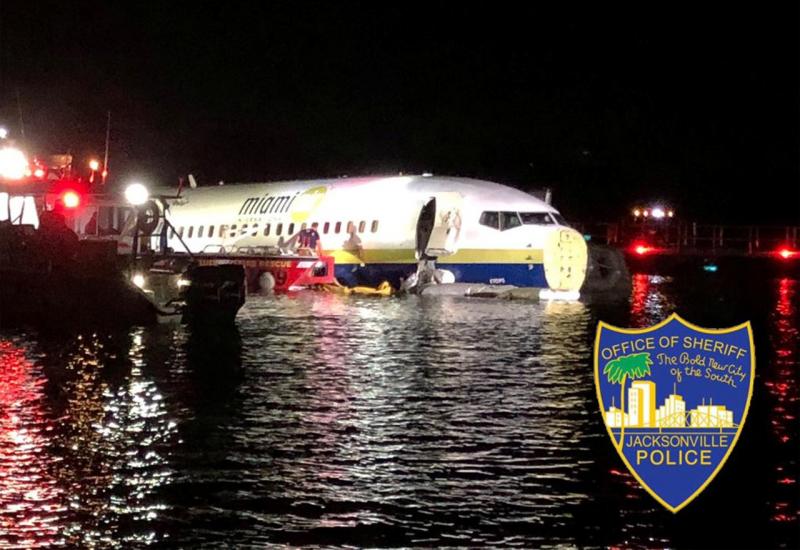 Zrakoplov s više od 140 putnika pao u rijeku