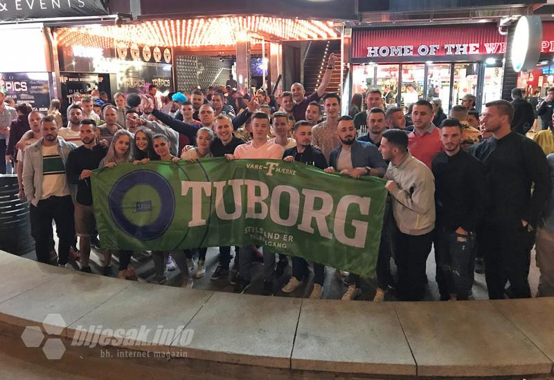 Tuborg ekipa ispred kluba Tropics - tuborg