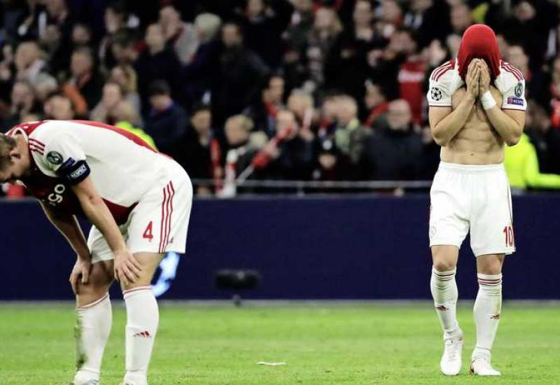 Matthijs de Ligt i Dušan Tadić u nevjerici - Ajax je poražen 8. svibnja, upravo na dan koji se kod njih piše crnim slovima