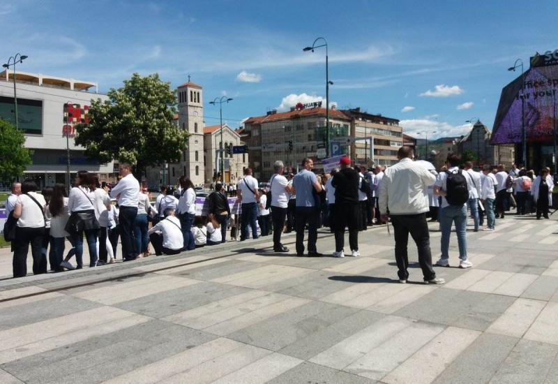 Očekuju se tisuće liječnika u Sarajevu - Počelo okupljanje liječnika iz Federacije pred zgradom institucija 