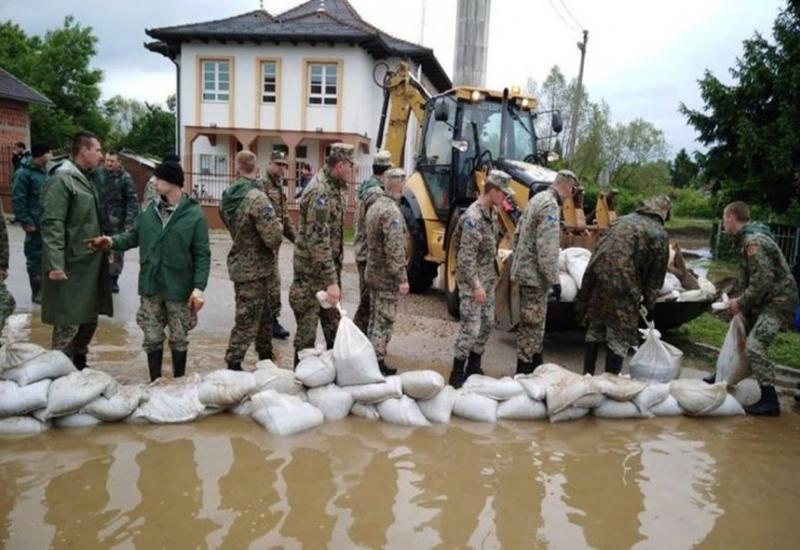 Vojnici pomažu stanovnicima Prijedora