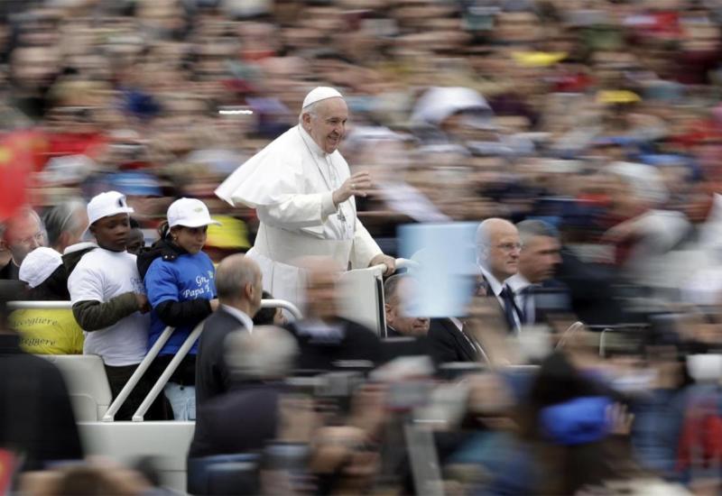 Papa 'provozao' djecu migranata