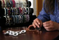 Druženje i hobi prerasli u ozbiljan posao: Žene zarađuju izrađujući nakit i slike