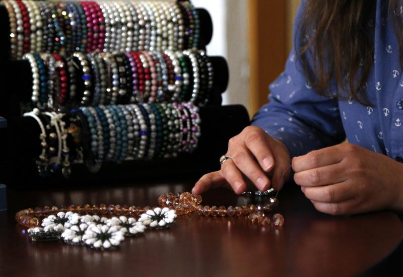 Druženje i hobi prerasli u ozbiljan posao: Žene zarađuju izrađujući nakit i slike