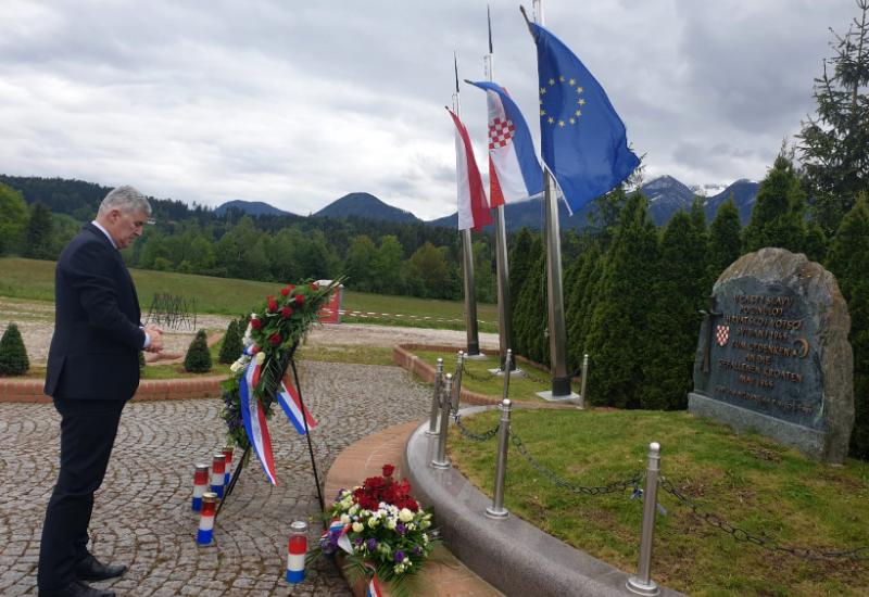 Dragan Čović  pred spomenikom žrtvama na Bleiburškom polju - Čović položio cvijeće pred spomenikom žrtvama na Bleiburškom polju