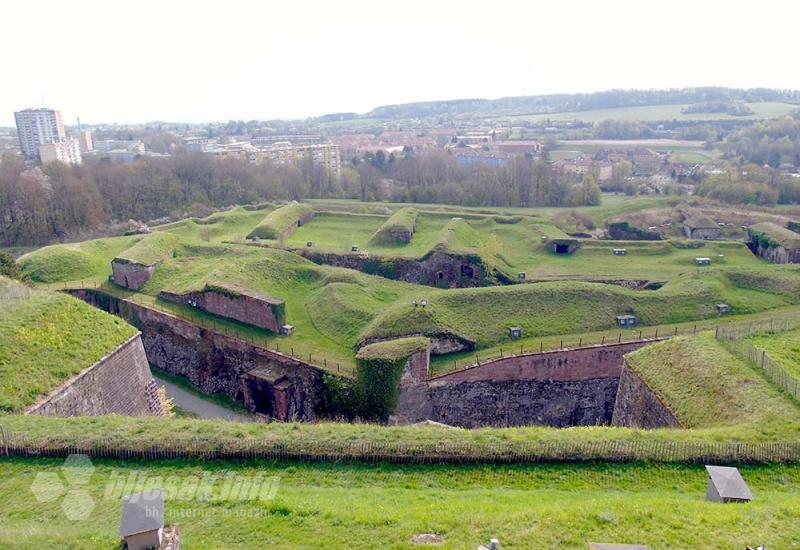 Pogled s najviše točke utvrde - Belfort: Ne diraj lava dok spava