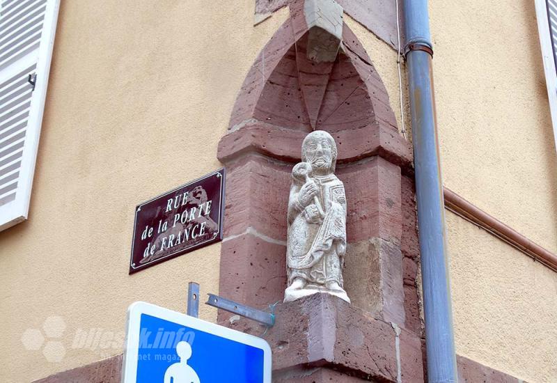 Jedan od kipova na gradskim zgradama - Belfort: Ne diraj lava dok spava