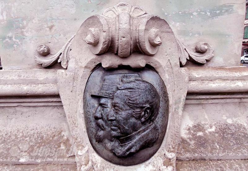 Zapovjednici obrane Belforta na spomeniku na Trgu Republike - Belfort: Ne diraj lava dok spava