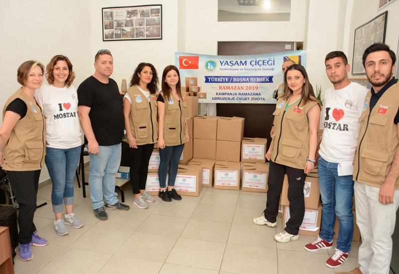 Donacija ramazanskih paketa pomoći - Ramazanski paketi uručeni potrebitim mostarskim obiteljima