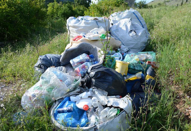 Mostarski ronioci izvukli ogromne količine otpada iz Neretve - Mostarski ronioci iz Neretve izvadili 30.000 platičnih boca, a nemaju ih gdje reciklirati