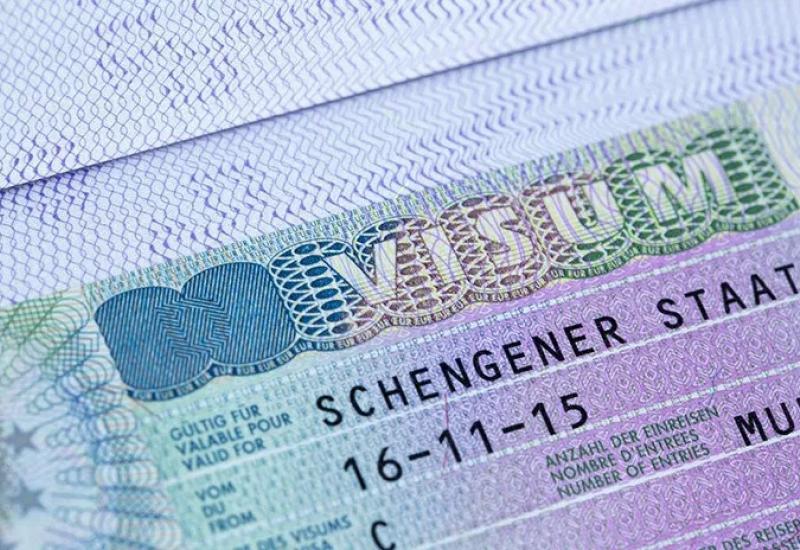 Ilustracija - Oduzete falsificirane Schengen vize i pečat za ovjeru viza